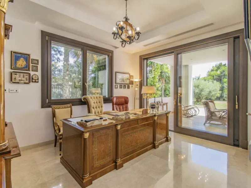 House - Detached Villa в продаже в Marbella, Málaga. В доме 6 спален и 9 ванных комнат. Площадь дома 613 м². Площадь участка 1986 м²