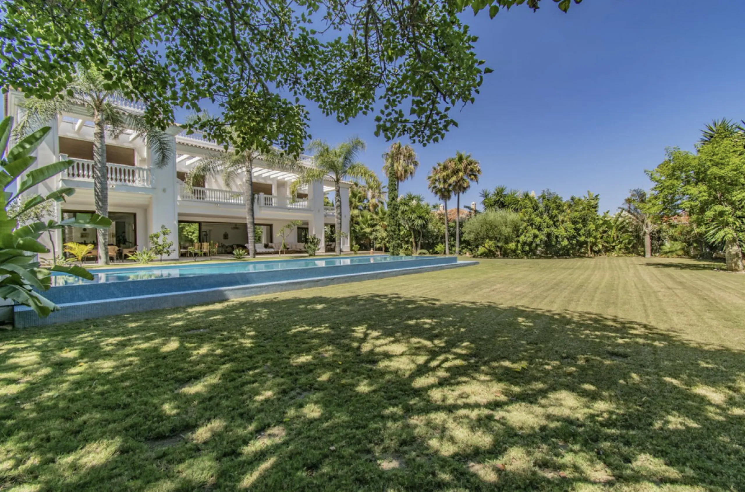 House - Detached Villa в продаже в Marbella, Málaga. В доме 6 спален и 9 ванных комнат. Площадь дома 613 м². Площадь участка 1986 м²