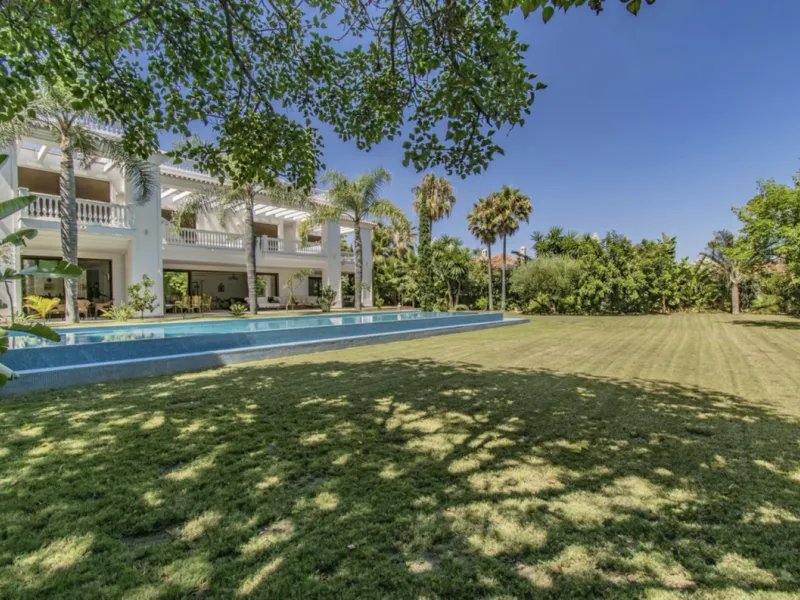 House - Detached Villa в продаже в Marbella, Málaga. В доме 6 спален и 9 ванных комнат. Площадь дома 613 м². Площадь участка 1986 м²