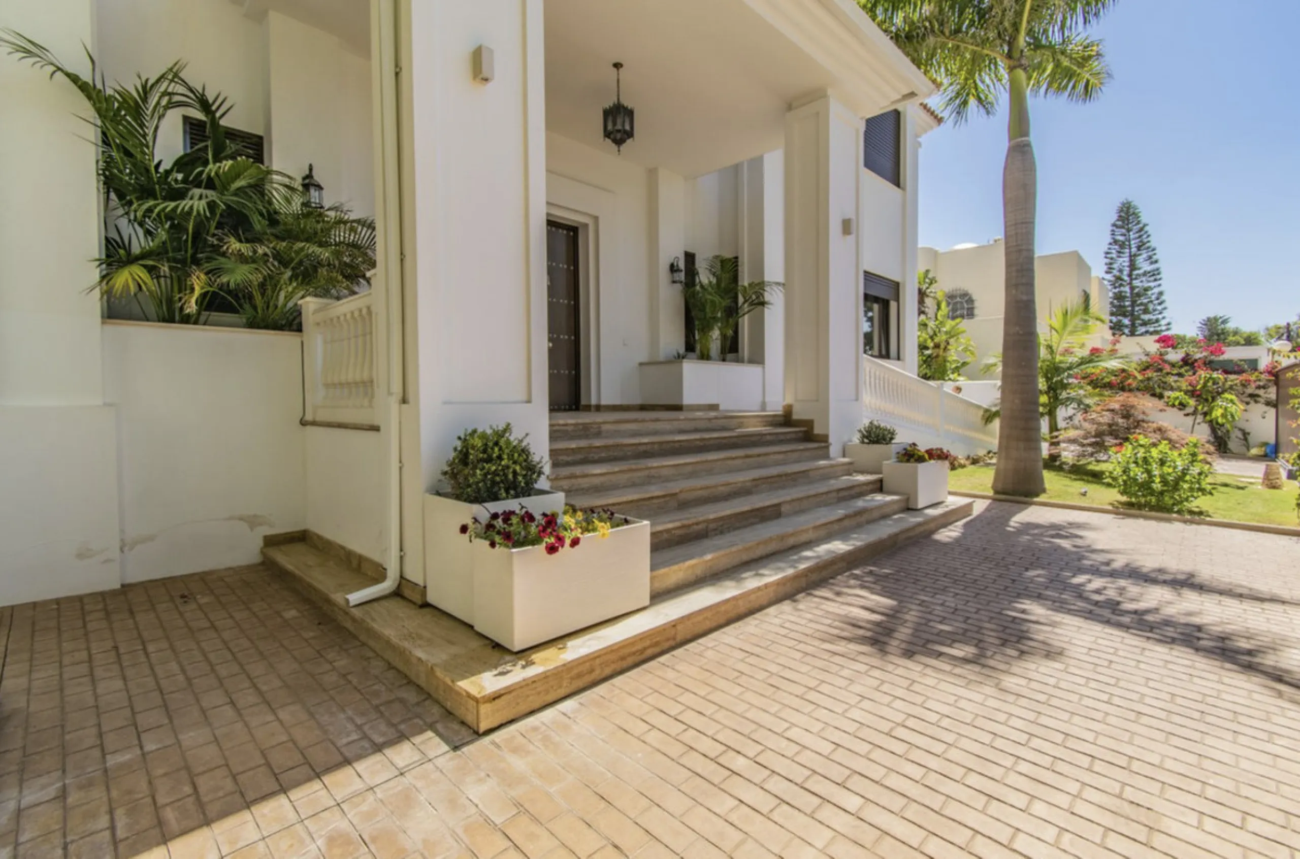 House - Detached Villa в продаже в Marbella, Málaga. В доме 6 спален и 9 ванных комнат. Площадь дома 613 м². Площадь участка 1986 м²