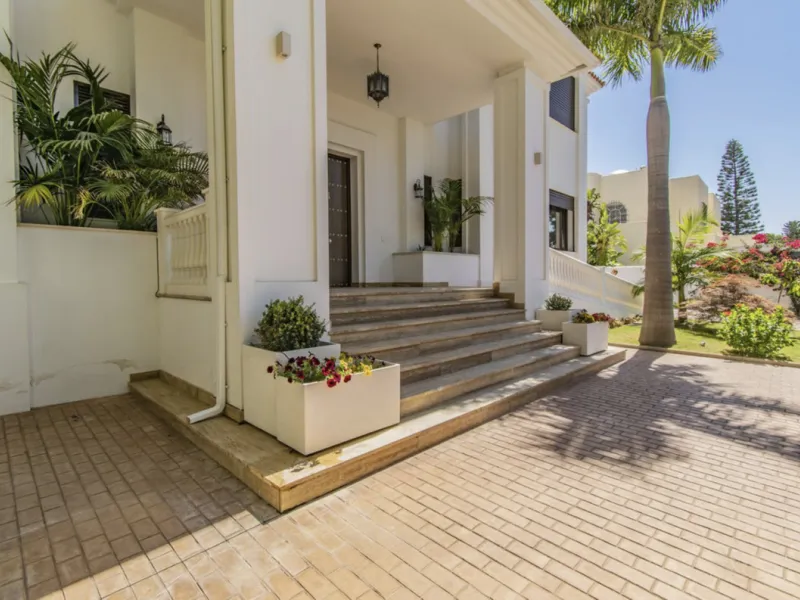 House - Detached Villa в продаже в Marbella, Málaga. В доме 6 спален и 9 ванных комнат. Площадь дома 613 м². Площадь участка 1986 м²