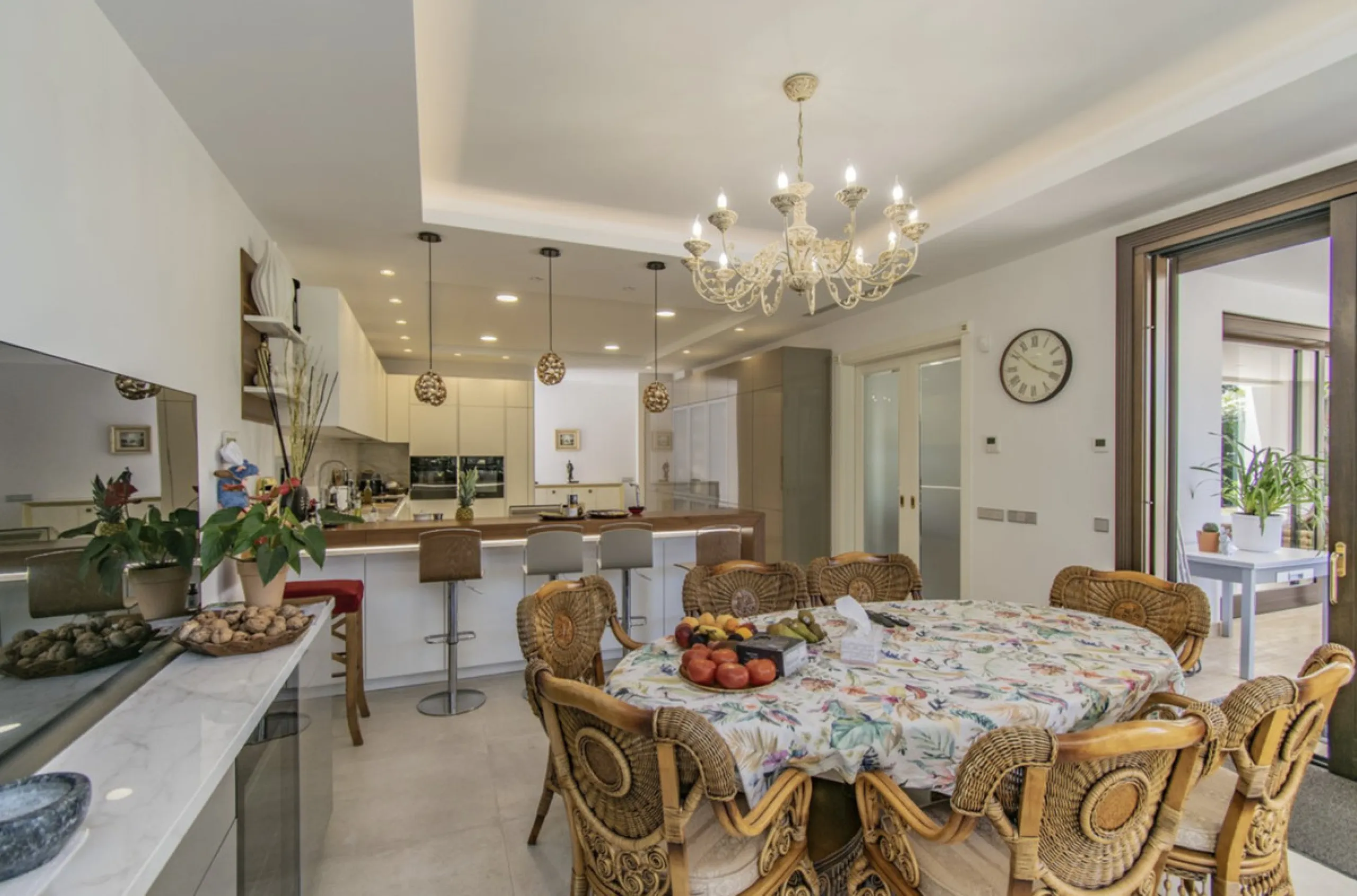 House - Detached Villa в продаже в Marbella, Málaga. В доме 6 спален и 9 ванных комнат. Площадь дома 613 м². Площадь участка 1986 м²