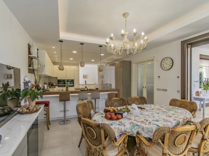 House - Detached Villa в продаже в Marbella, Málaga. В доме 6 спален и 9 ванных комнат. Площадь дома 613 м². Площадь участка 1986 м²