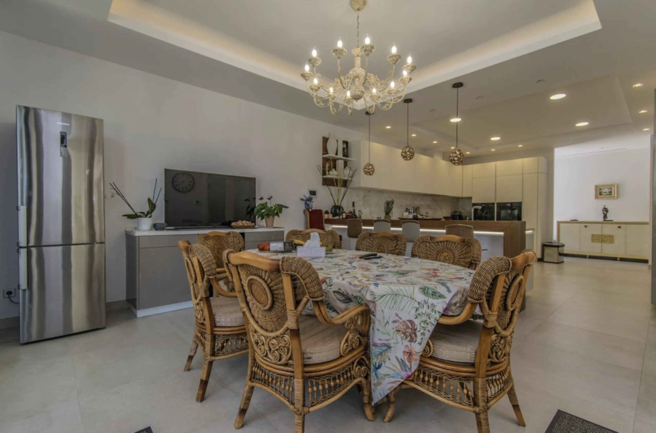 House - Detached Villa в продаже в Marbella, Málaga. В доме 6 спален и 9 ванных комнат. Площадь дома 613 м². Площадь участка 1986 м²