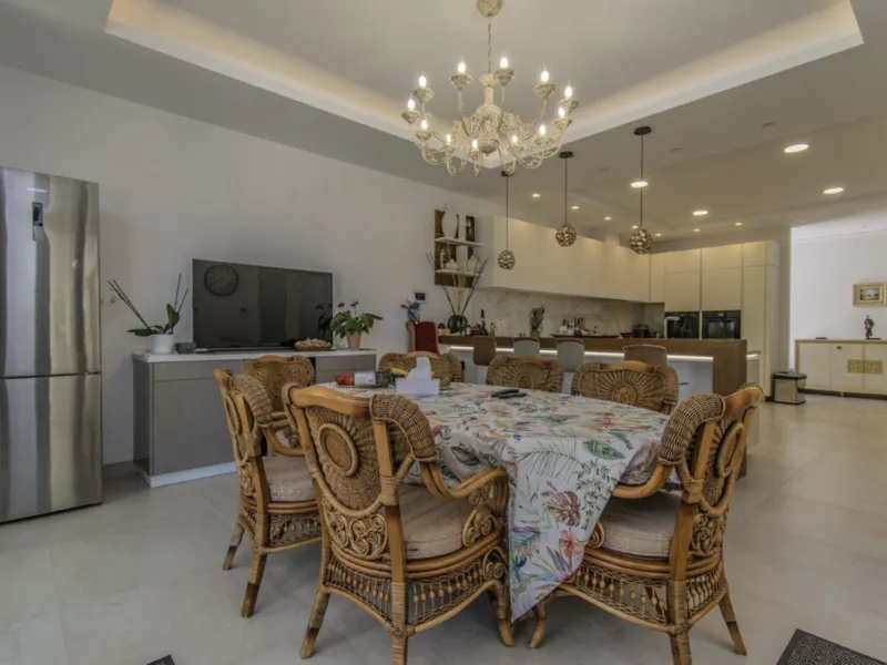 House - Detached Villa в продаже в Marbella, Málaga. В доме 6 спален и 9 ванных комнат. Площадь дома 613 м². Площадь участка 1986 м²
