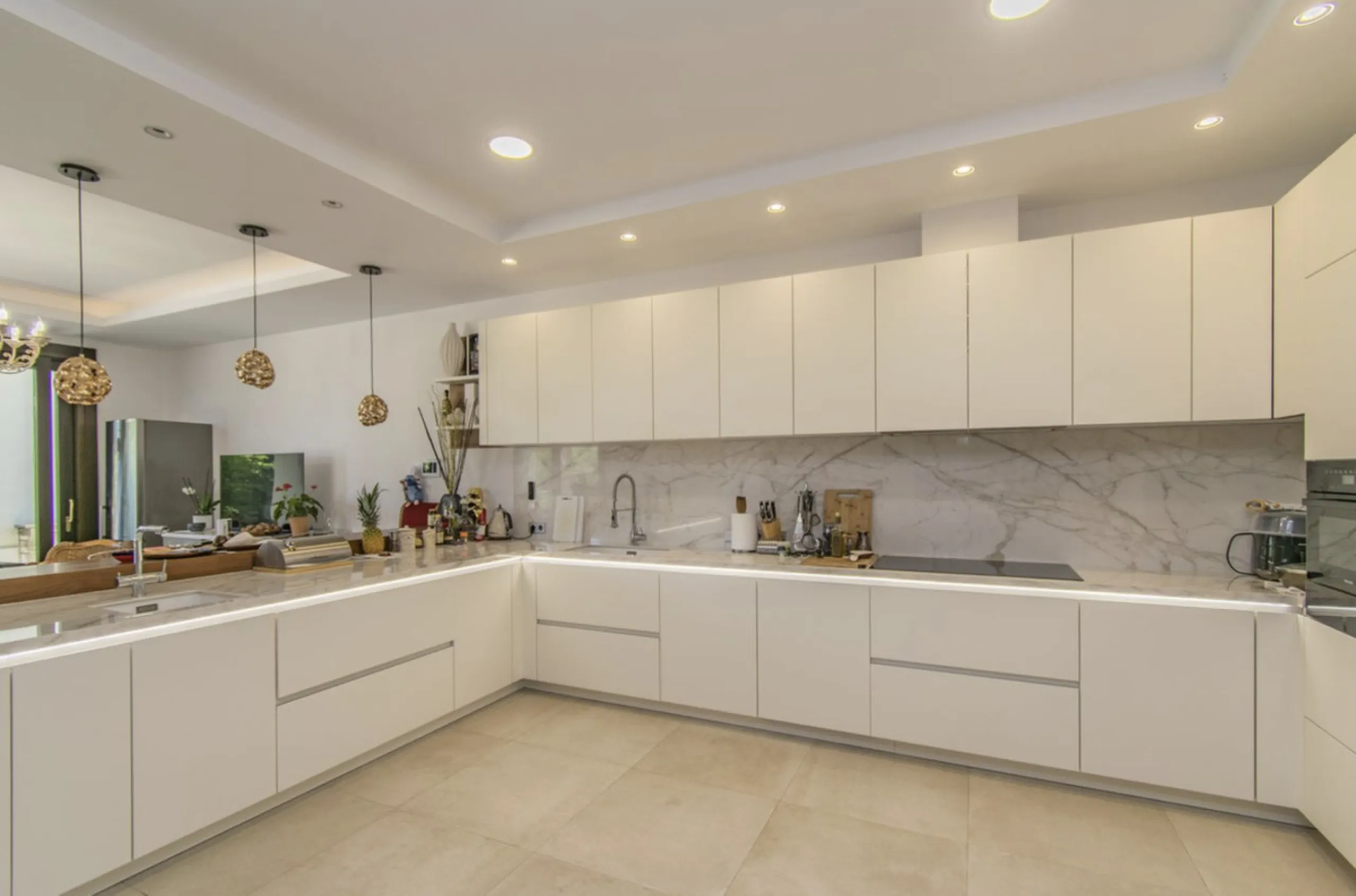 House - Detached Villa в продаже в Marbella, Málaga. В доме 6 спален и 9 ванных комнат. Площадь дома 613 м². Площадь участка 1986 м²