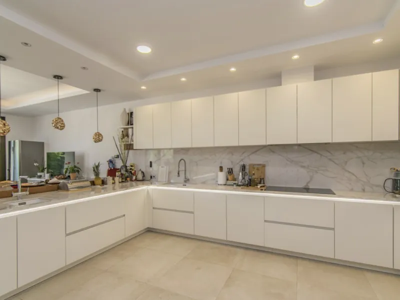 House - Detached Villa в продаже в Marbella, Málaga. В доме 6 спален и 9 ванных комнат. Площадь дома 613 м². Площадь участка 1986 м²