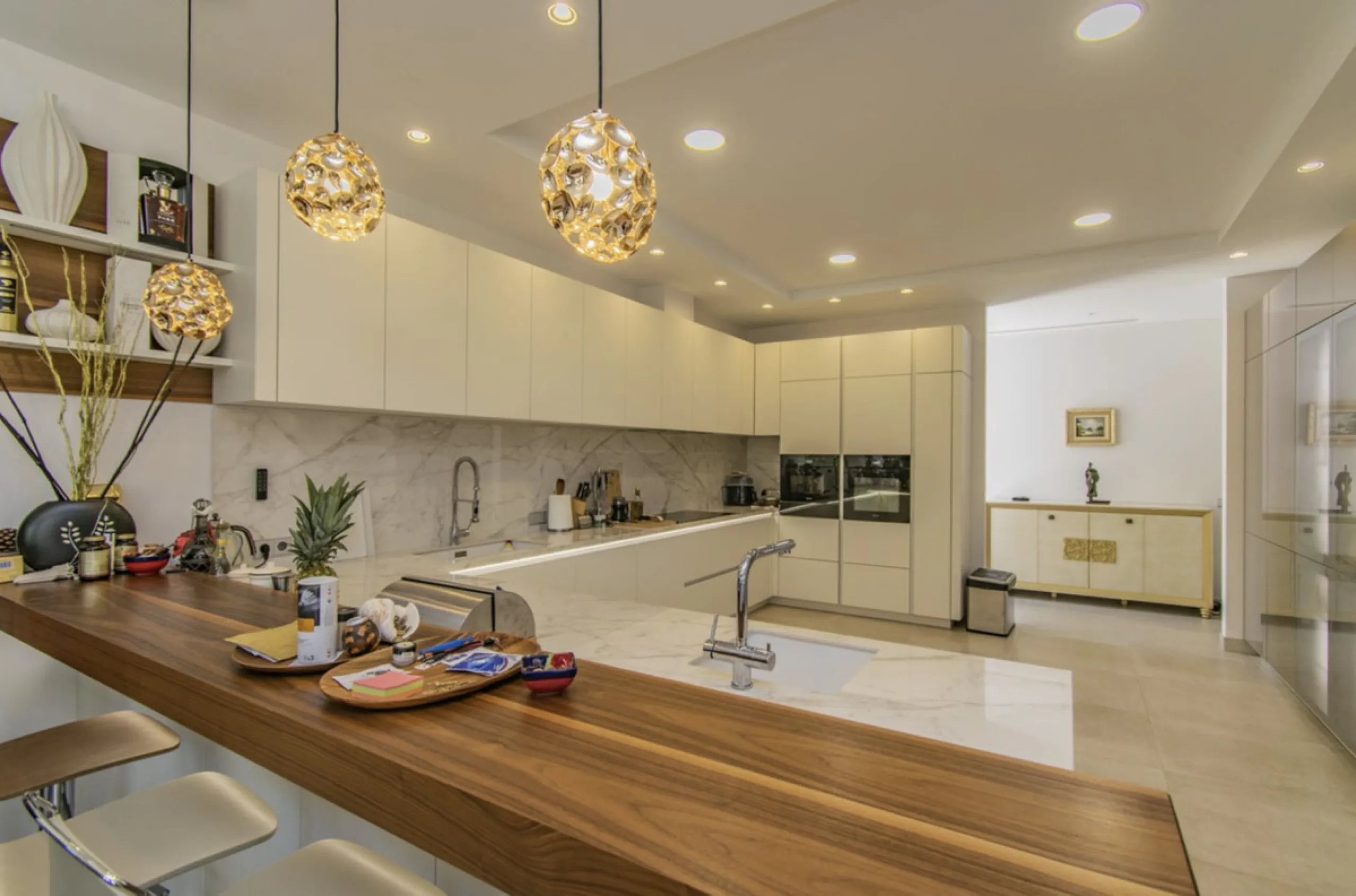House - Detached Villa в продаже в Marbella, Málaga. В доме 6 спален и 9 ванных комнат. Площадь дома 613 м². Площадь участка 1986 м²