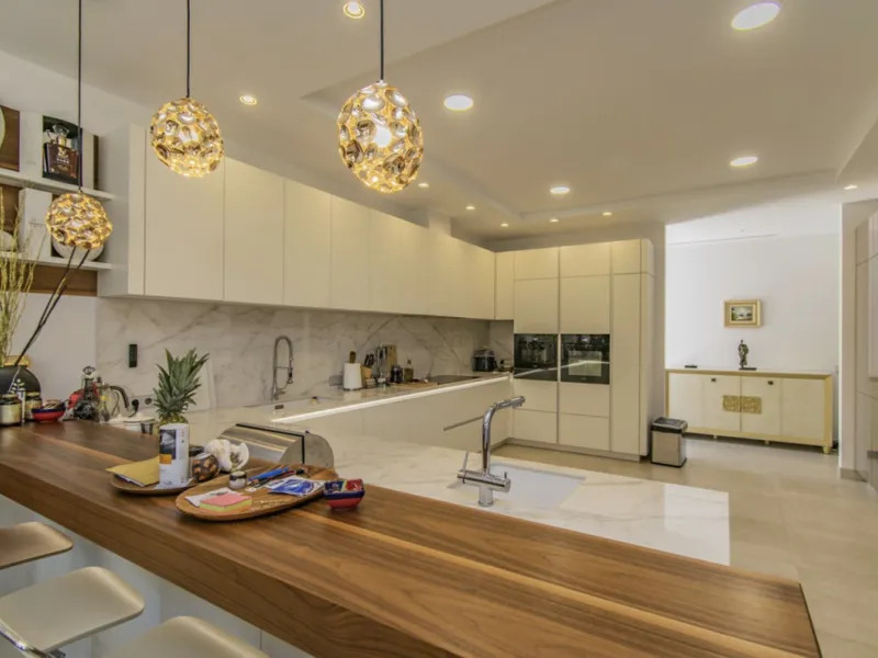 House - Detached Villa в продаже в Marbella, Málaga. В доме 6 спален и 9 ванных комнат. Площадь дома 613 м². Площадь участка 1986 м²