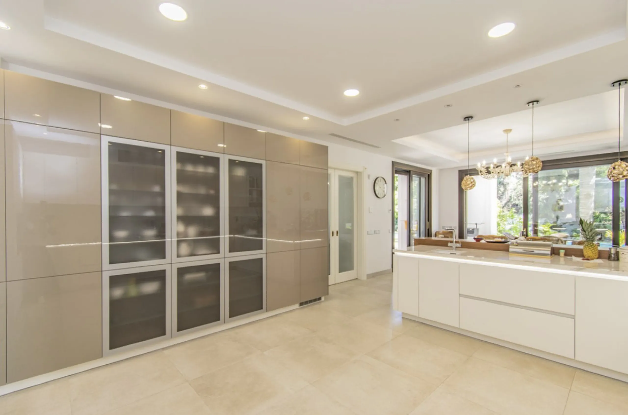 House - Detached Villa в продаже в Marbella, Málaga. В доме 6 спален и 9 ванных комнат. Площадь дома 613 м². Площадь участка 1986 м²