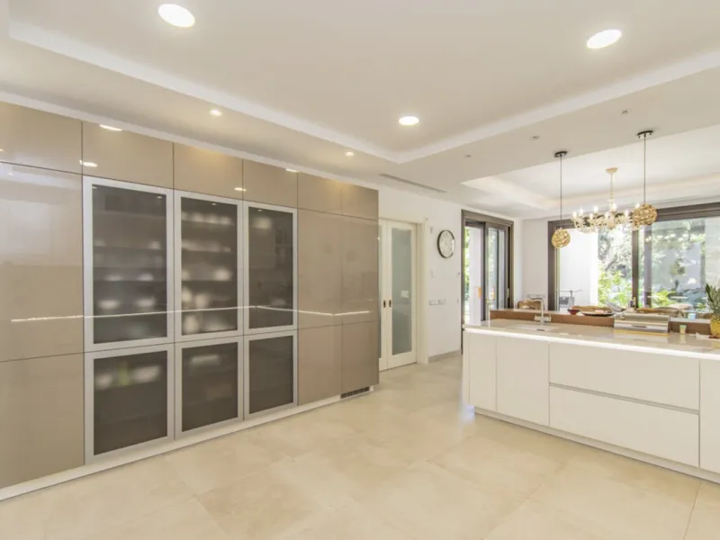 House - Detached Villa в продаже в Marbella, Málaga. В доме 6 спален и 9 ванных комнат. Площадь дома 613 м². Площадь участка 1986 м²