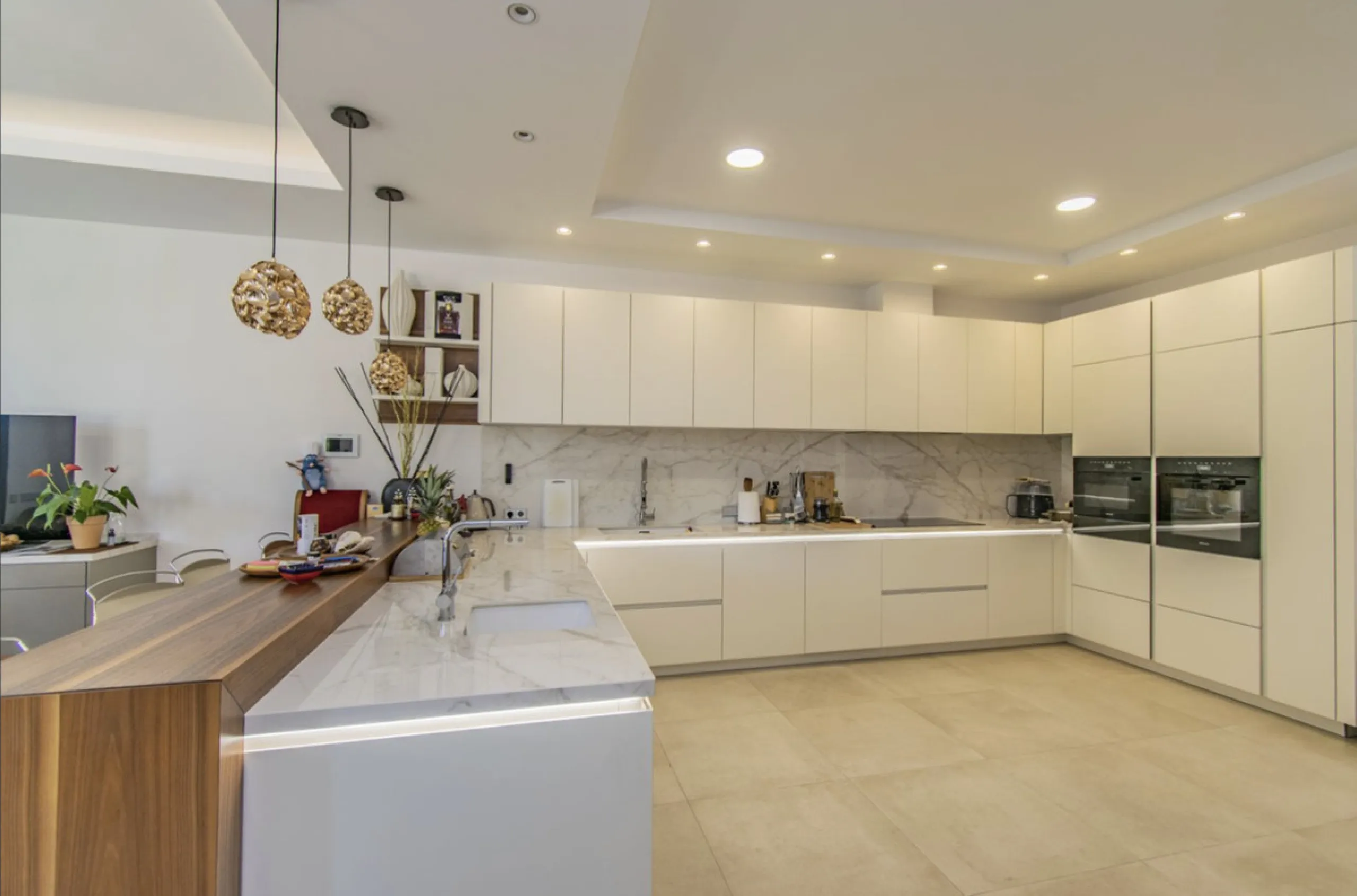 House - Detached Villa в продаже в Marbella, Málaga. В доме 6 спален и 9 ванных комнат. Площадь дома 613 м². Площадь участка 1986 м²