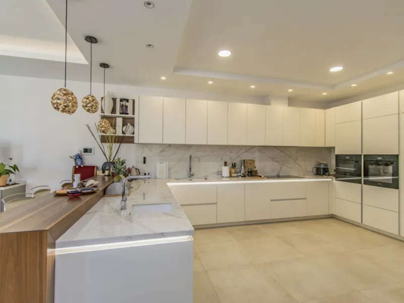 House - Detached Villa в продаже в Marbella, Málaga. В доме 6 спален и 9 ванных комнат. Площадь дома 613 м². Площадь участка 1986 м²