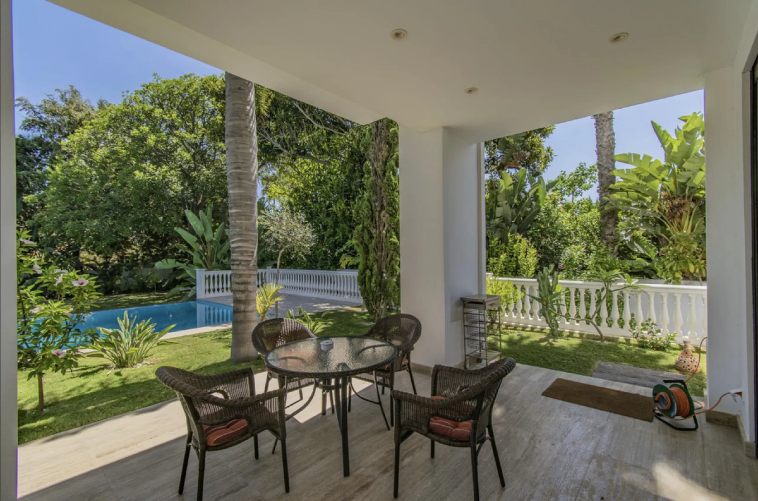 House - Detached Villa в продаже в Marbella, Málaga. В доме 6 спален и 9 ванных комнат. Площадь дома 613 м². Площадь участка 1986 м²