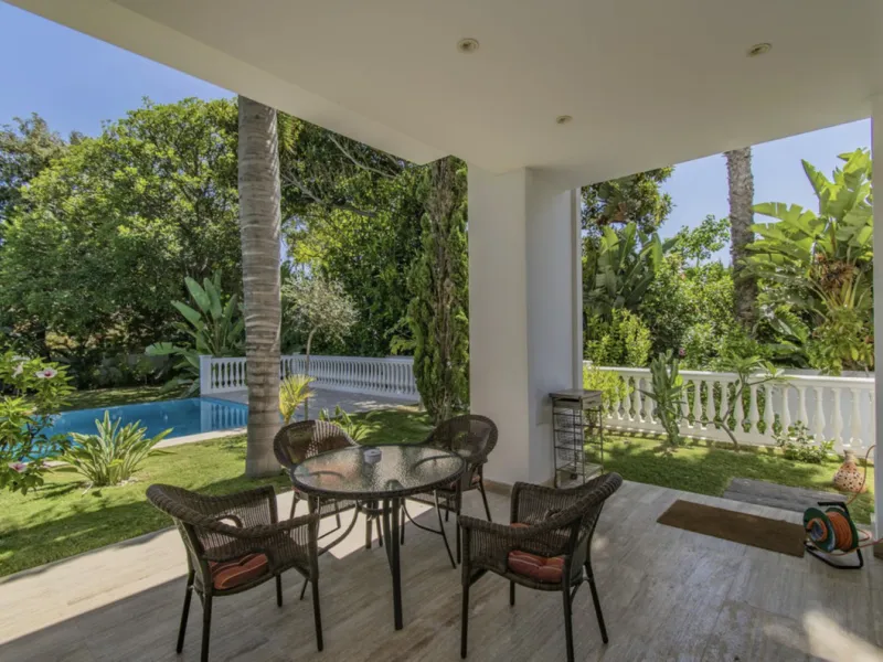 House - Detached Villa в продаже в Marbella, Málaga. В доме 6 спален и 9 ванных комнат. Площадь дома 613 м². Площадь участка 1986 м²