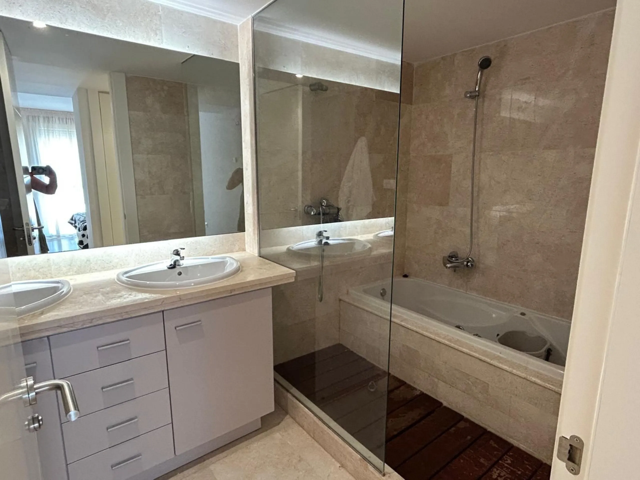 Discover this exclusive 3-bedroom, 3-bathroom apartment (one ensuite) with two parking spaces and a storage room included in the price. Enjoy breathtaking panoramic sea views that will captivate you at first sight. Designed for those seeking comfort and e