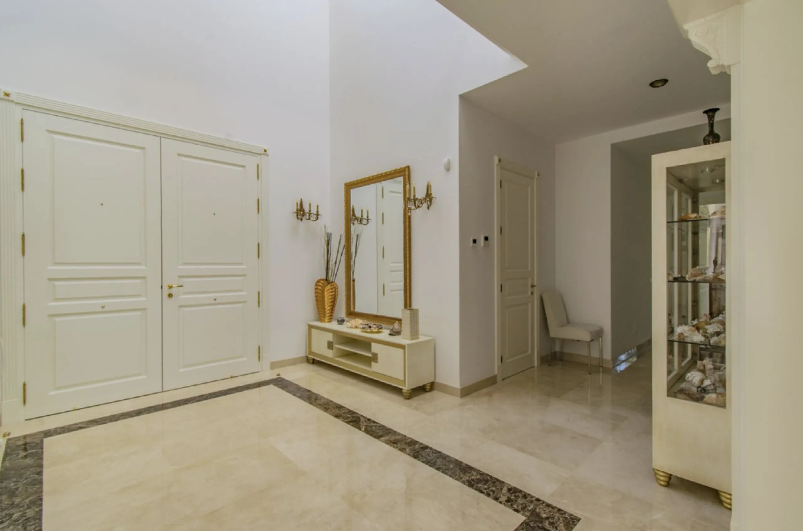 House - Detached Villa в продаже в Marbella, Málaga. В доме 6 спален и 9 ванных комнат. Площадь дома 613 м². Площадь участка 1986 м²