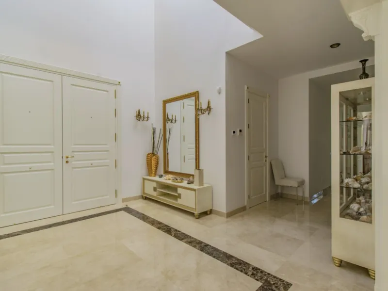 House - Detached Villa в продаже в Marbella, Málaga. В доме 6 спален и 9 ванных комнат. Площадь дома 613 м². Площадь участка 1986 м²