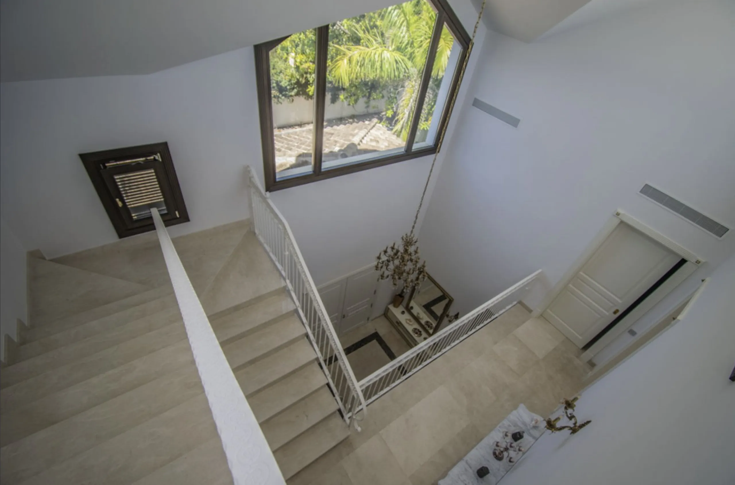 House - Detached Villa в продаже в Marbella, Málaga. В доме 6 спален и 9 ванных комнат. Площадь дома 613 м². Площадь участка 1986 м²