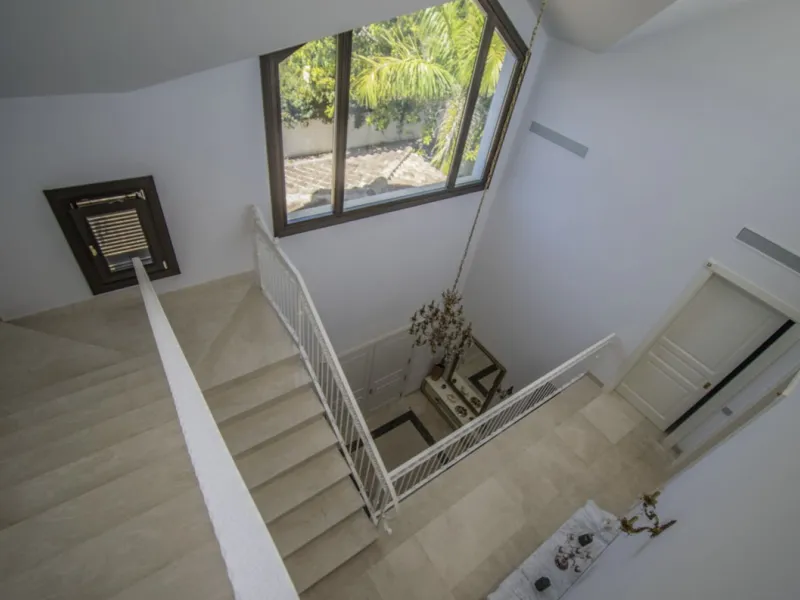 House - Detached Villa в продаже в Marbella, Málaga. В доме 6 спален и 9 ванных комнат. Площадь дома 613 м². Площадь участка 1986 м²