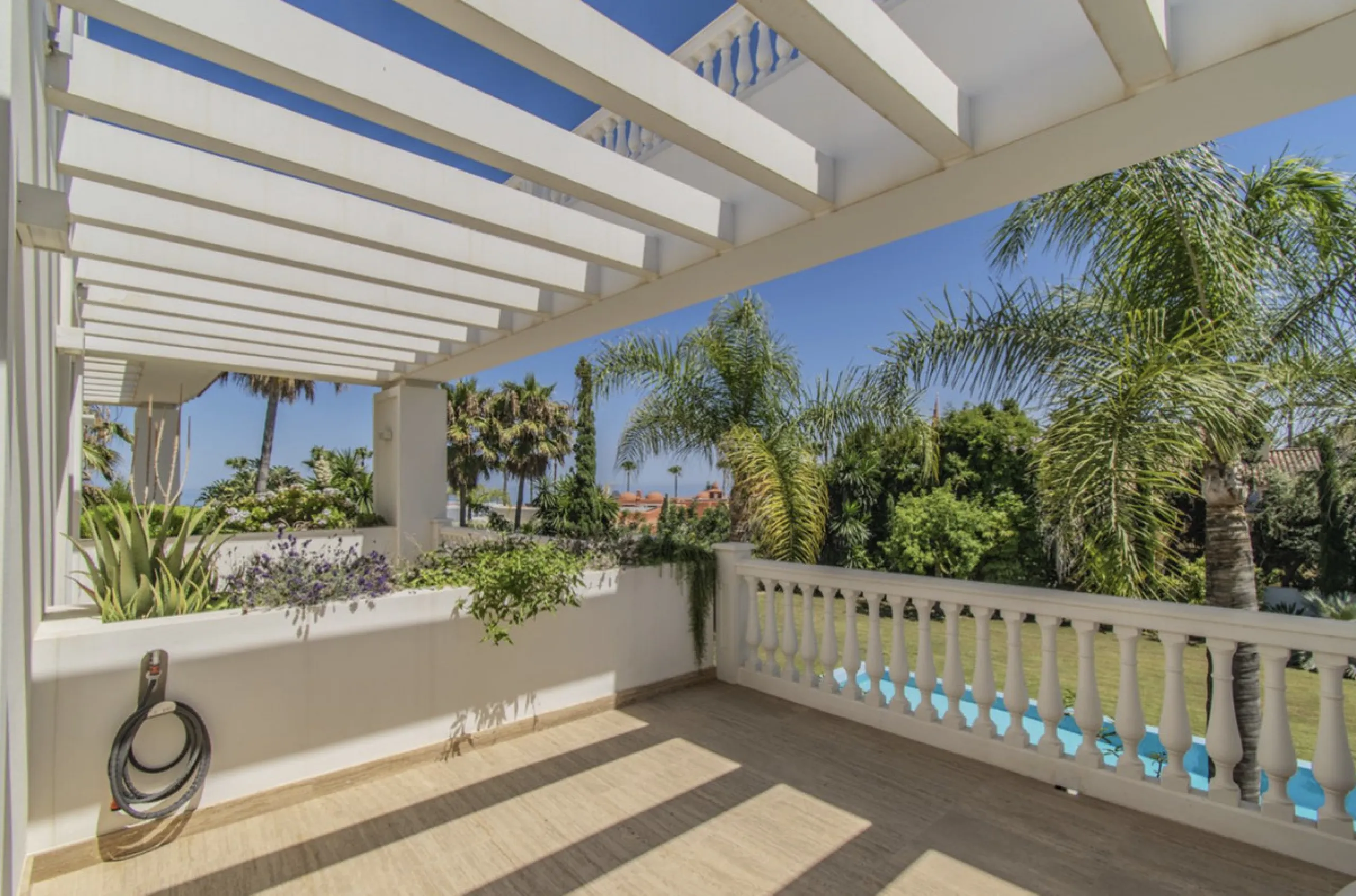 House - Detached Villa в продаже в Marbella, Málaga. В доме 6 спален и 9 ванных комнат. Площадь дома 613 м². Площадь участка 1986 м²