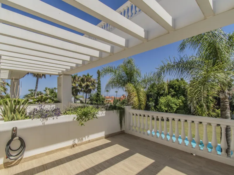 House - Detached Villa в продаже в Marbella, Málaga. В доме 6 спален и 9 ванных комнат. Площадь дома 613 м². Площадь участка 1986 м²