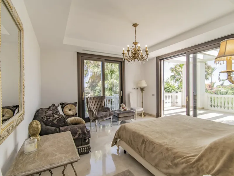 House - Detached Villa в продаже в Marbella, Málaga. В доме 6 спален и 9 ванных комнат. Площадь дома 613 м². Площадь участка 1986 м²