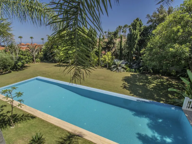 House - Detached Villa в продаже в Marbella, Málaga. В доме 6 спален и 9 ванных комнат. Площадь дома 613 м². Площадь участка 1986 м²