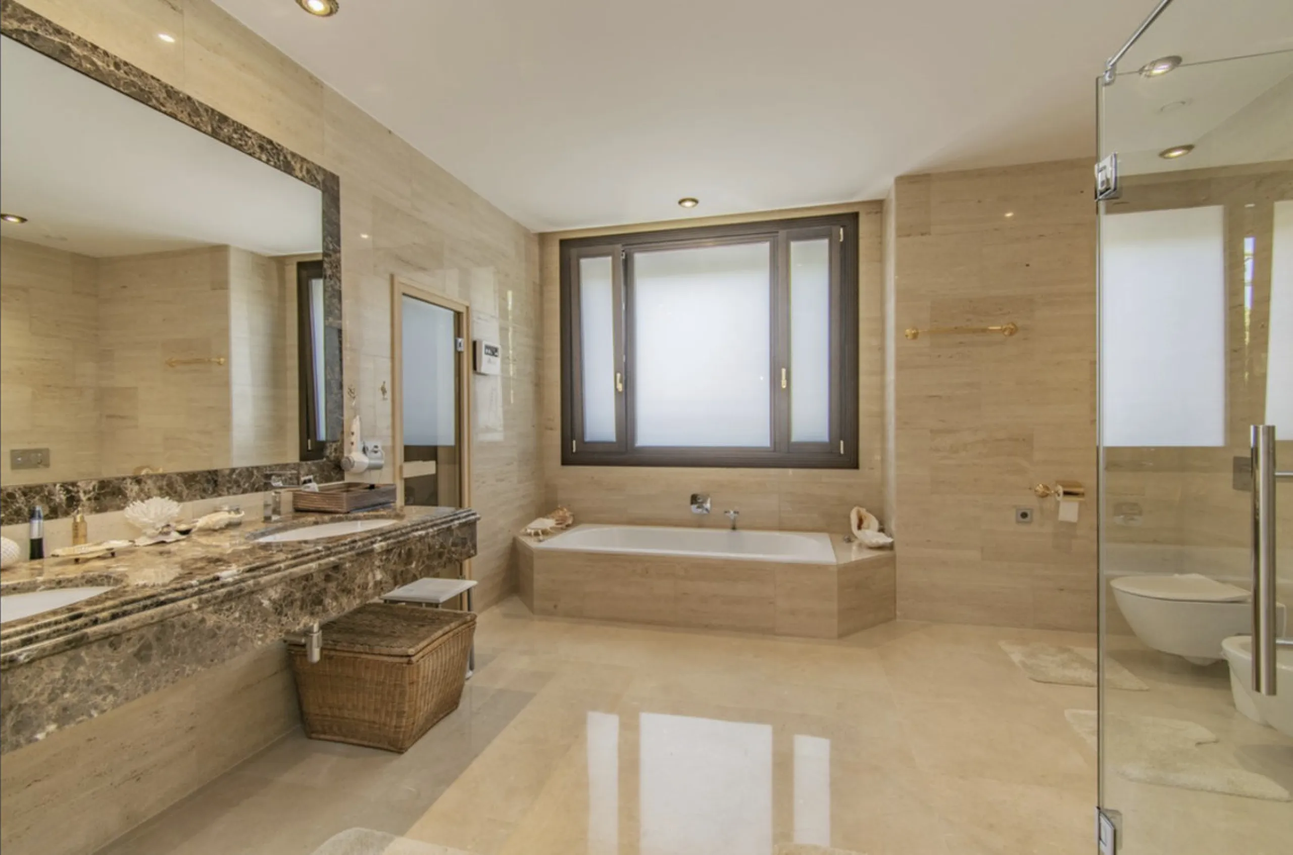 House - Detached Villa в продаже в Marbella, Málaga. В доме 6 спален и 9 ванных комнат. Площадь дома 613 м². Площадь участка 1986 м²