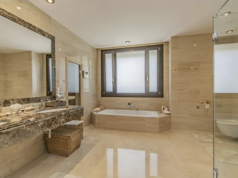 House - Detached Villa в продаже в Marbella, Málaga. В доме 6 спален и 9 ванных комнат. Площадь дома 613 м². Площадь участка 1986 м²