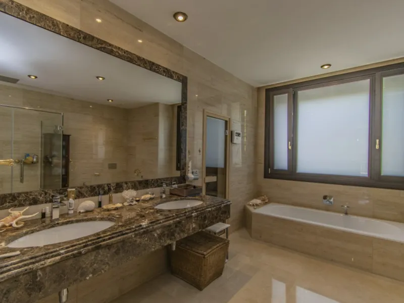 House - Detached Villa в продаже в Marbella, Málaga. В доме 6 спален и 9 ванных комнат. Площадь дома 613 м². Площадь участка 1986 м²