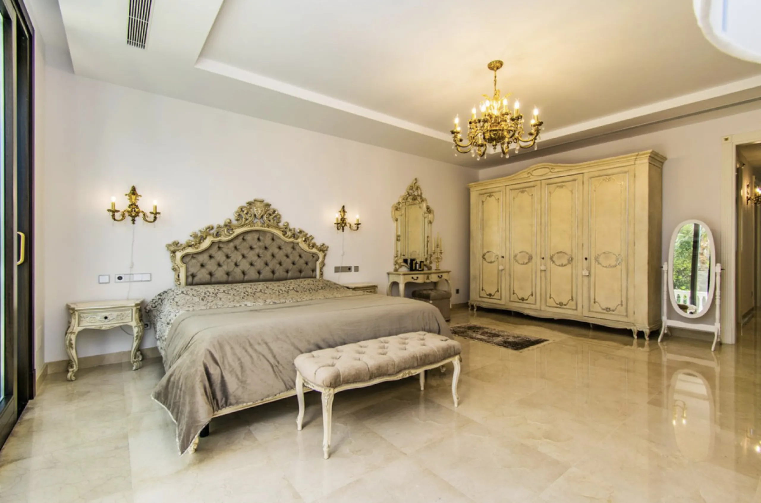 House - Detached Villa в продаже в Marbella, Málaga. В доме 6 спален и 9 ванных комнат. Площадь дома 613 м². Площадь участка 1986 м²