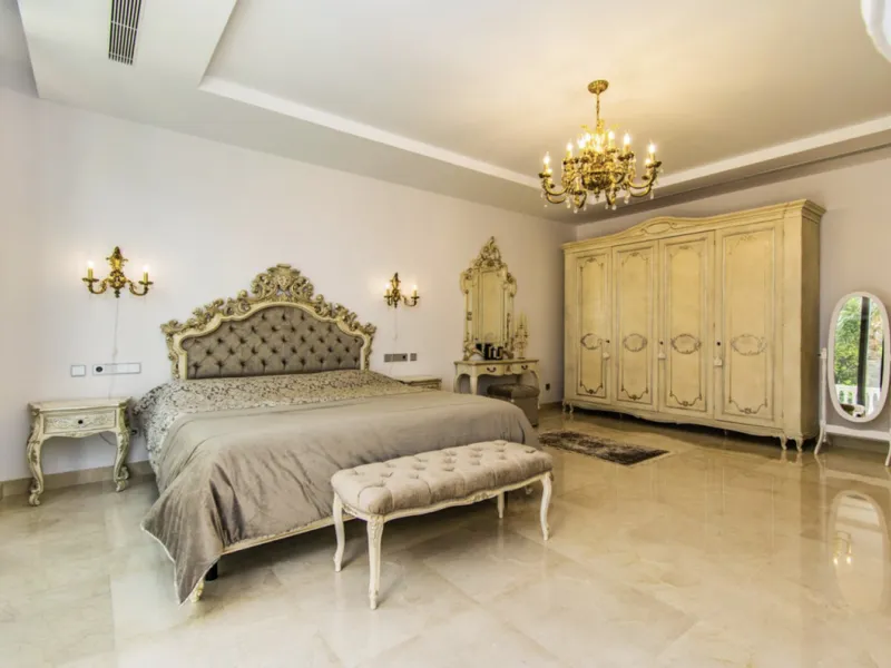 House - Detached Villa в продаже в Marbella, Málaga. В доме 6 спален и 9 ванных комнат. Площадь дома 613 м². Площадь участка 1986 м²