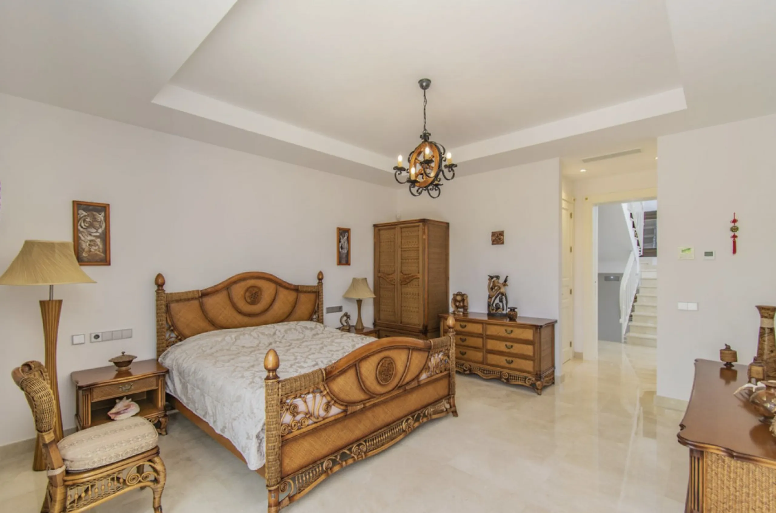 House - Detached Villa в продаже в Marbella, Málaga. В доме 6 спален и 9 ванных комнат. Площадь дома 613 м². Площадь участка 1986 м²