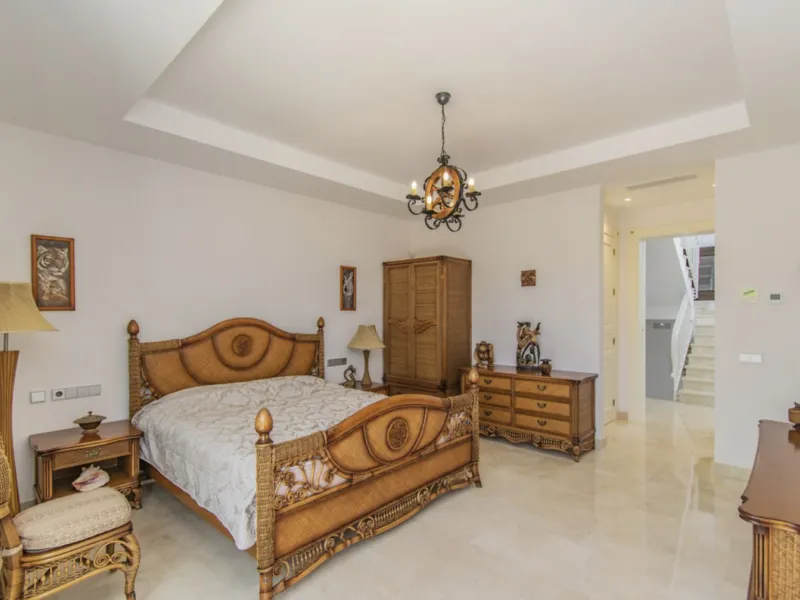 House - Detached Villa в продаже в Marbella, Málaga. В доме 6 спален и 9 ванных комнат. Площадь дома 613 м². Площадь участка 1986 м²
