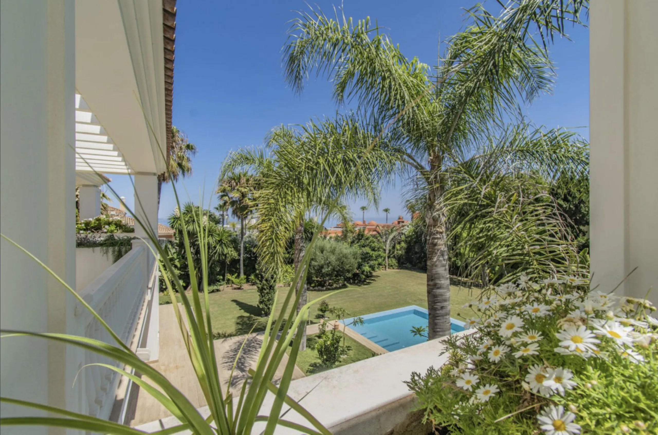 House - Detached Villa в продаже в Marbella, Málaga. В доме 6 спален и 9 ванных комнат. Площадь дома 613 м². Площадь участка 1986 м²