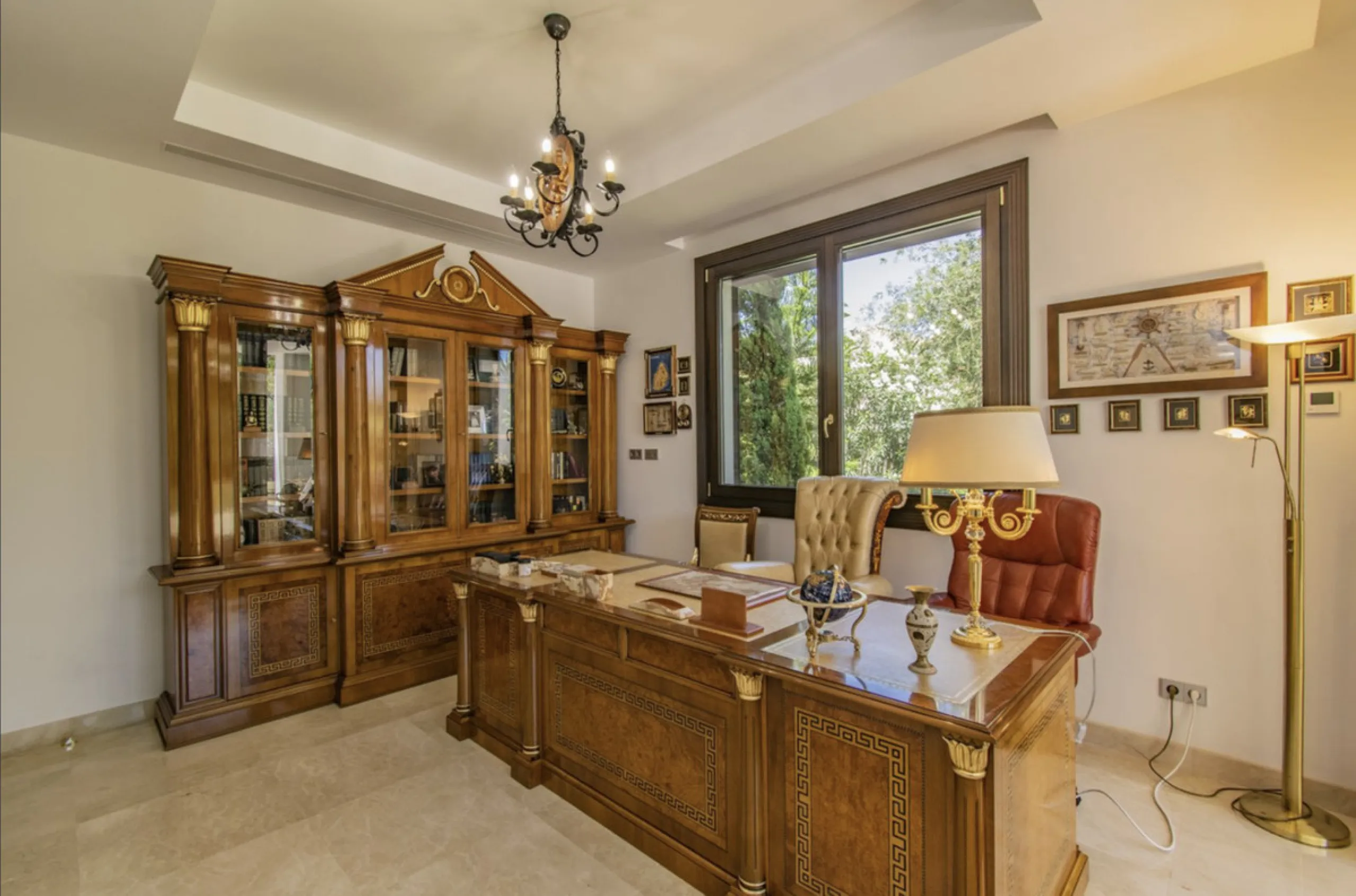 House - Detached Villa в продаже в Marbella, Málaga. В доме 6 спален и 9 ванных комнат. Площадь дома 613 м². Площадь участка 1986 м²