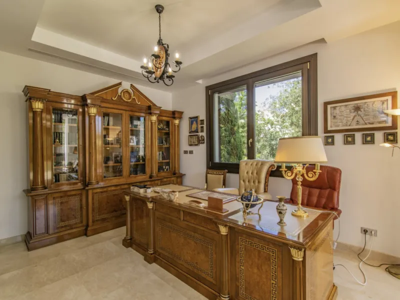 House - Detached Villa в продаже в Marbella, Málaga. В доме 6 спален и 9 ванных комнат. Площадь дома 613 м². Площадь участка 1986 м²