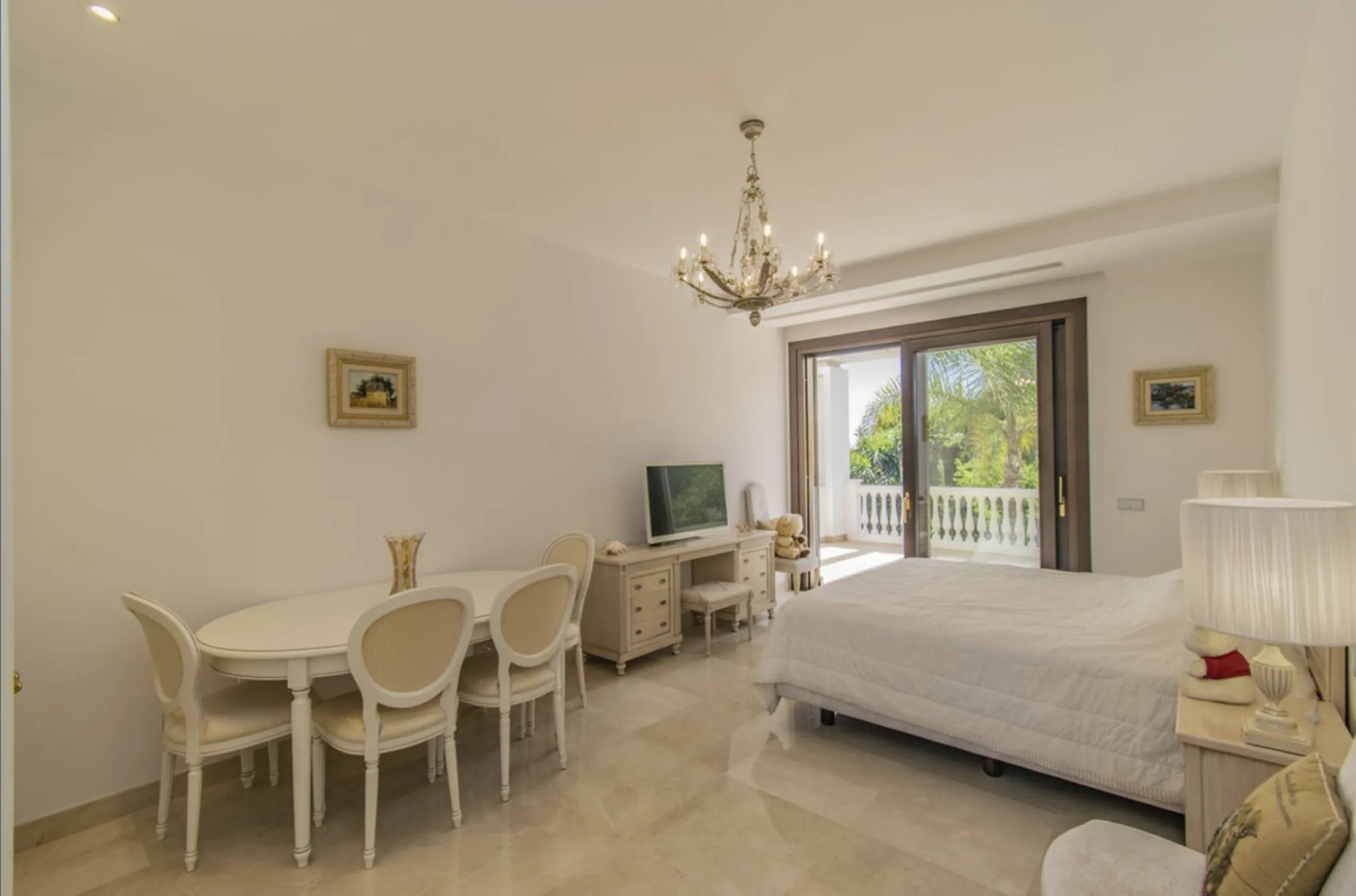House - Detached Villa в продаже в Marbella, Málaga. В доме 6 спален и 9 ванных комнат. Площадь дома 613 м². Площадь участка 1986 м²