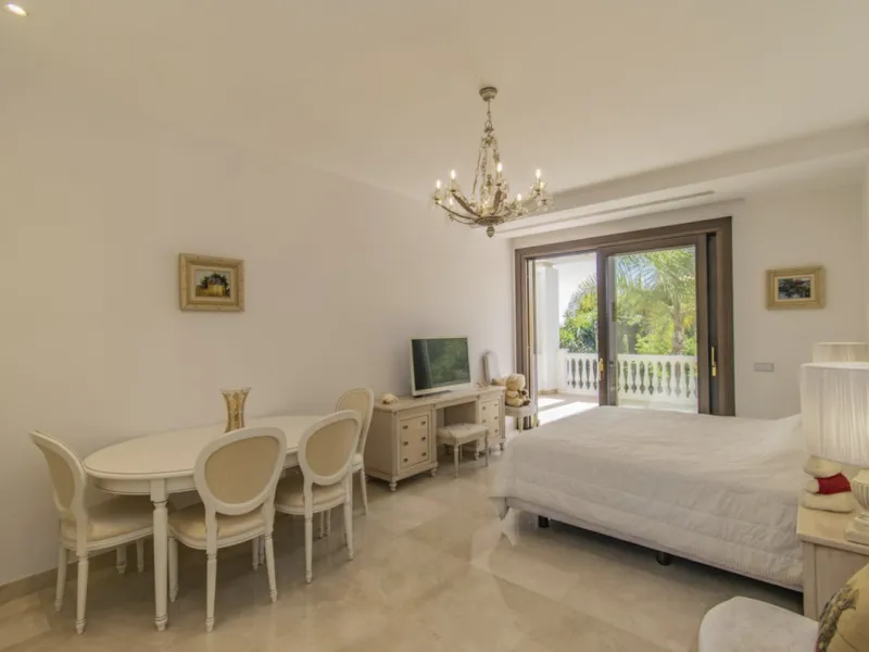 House - Detached Villa в продаже в Marbella, Málaga. В доме 6 спален и 9 ванных комнат. Площадь дома 613 м². Площадь участка 1986 м²