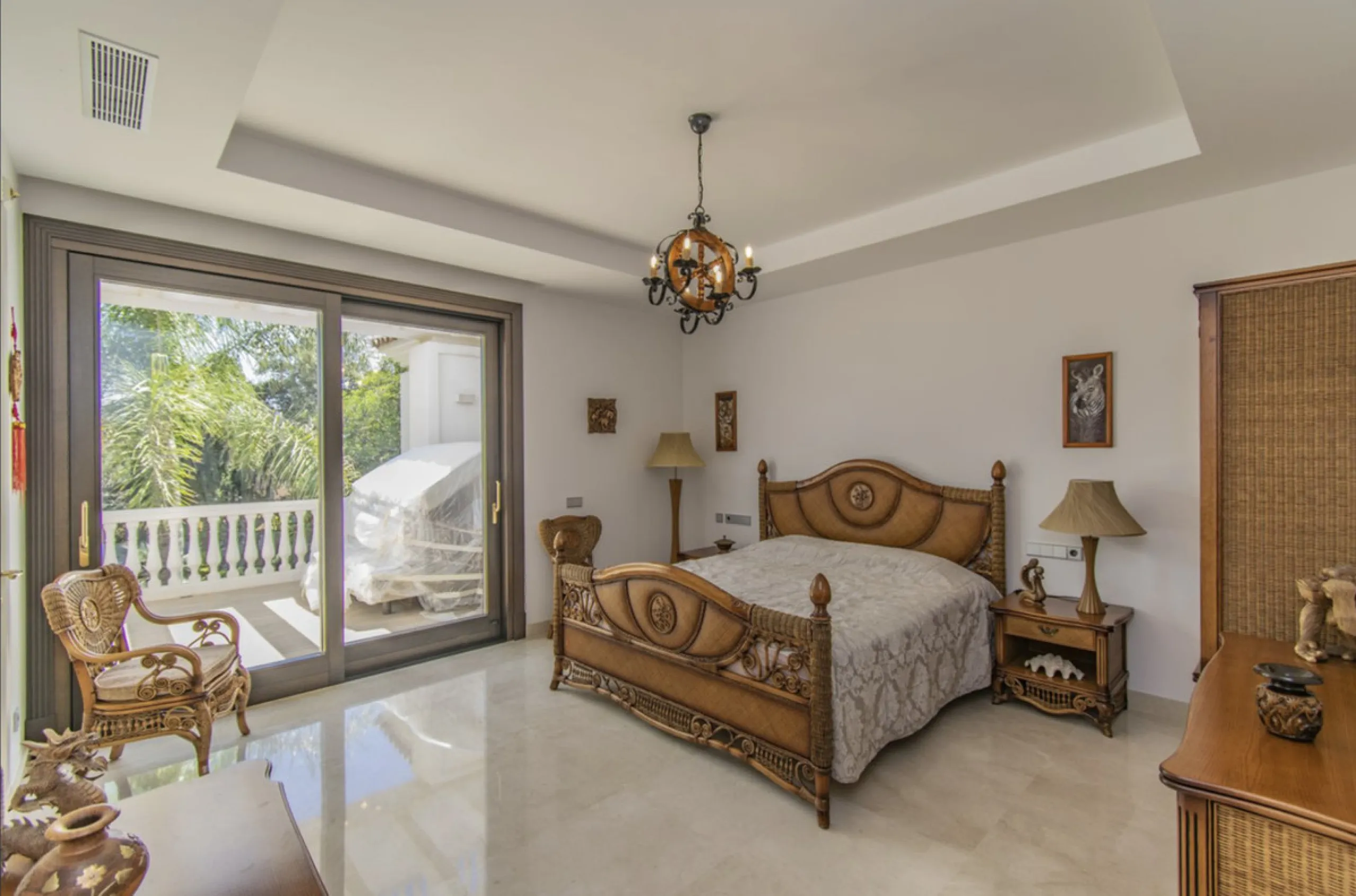 House - Detached Villa в продаже в Marbella, Málaga. В доме 6 спален и 9 ванных комнат. Площадь дома 613 м². Площадь участка 1986 м²