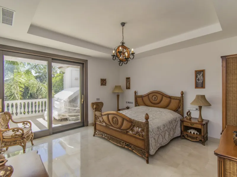 House - Detached Villa в продаже в Marbella, Málaga. В доме 6 спален и 9 ванных комнат. Площадь дома 613 м². Площадь участка 1986 м²
