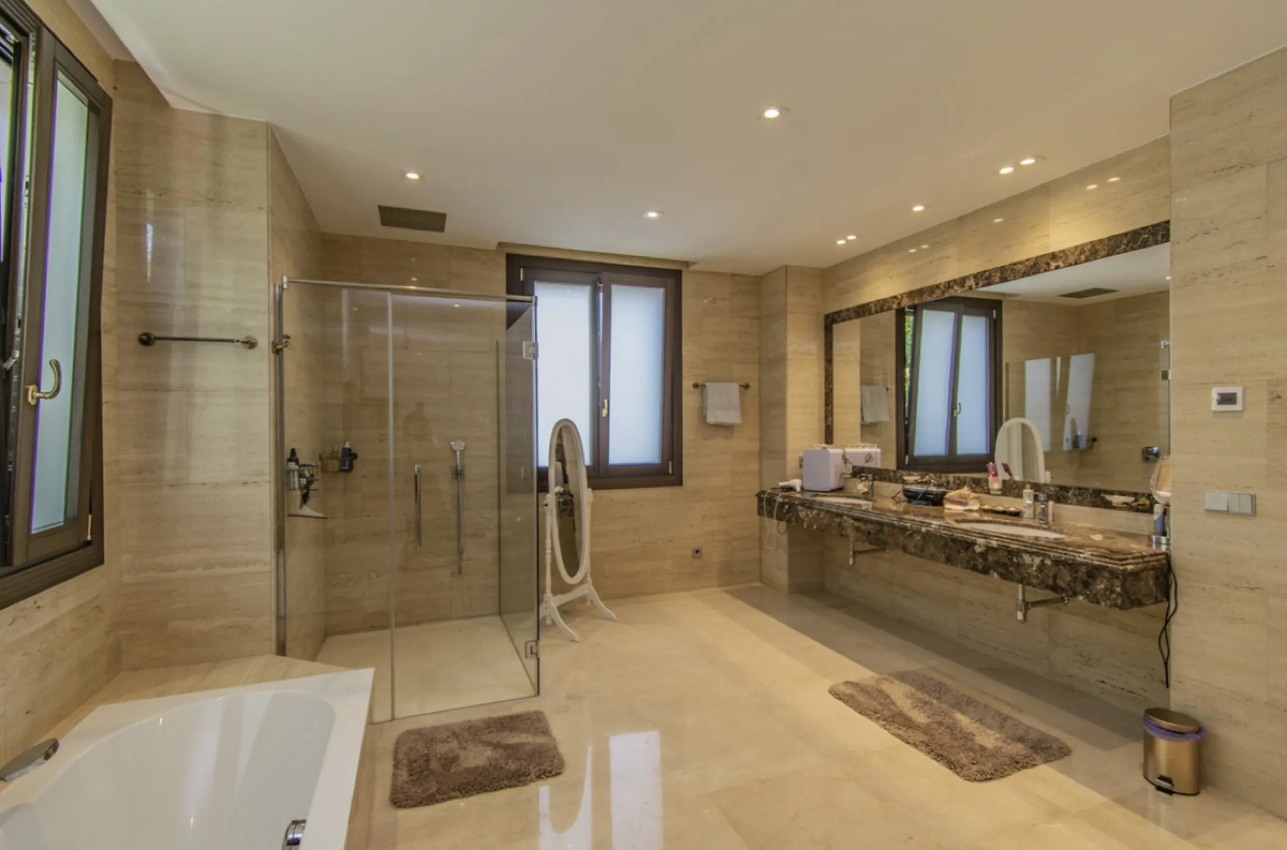 House - Detached Villa в продаже в Marbella, Málaga. В доме 6 спален и 9 ванных комнат. Площадь дома 613 м². Площадь участка 1986 м²