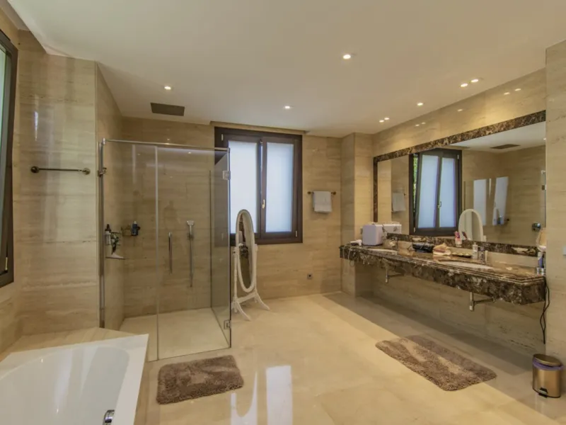 House - Detached Villa в продаже в Marbella, Málaga. В доме 6 спален и 9 ванных комнат. Площадь дома 613 м². Площадь участка 1986 м²