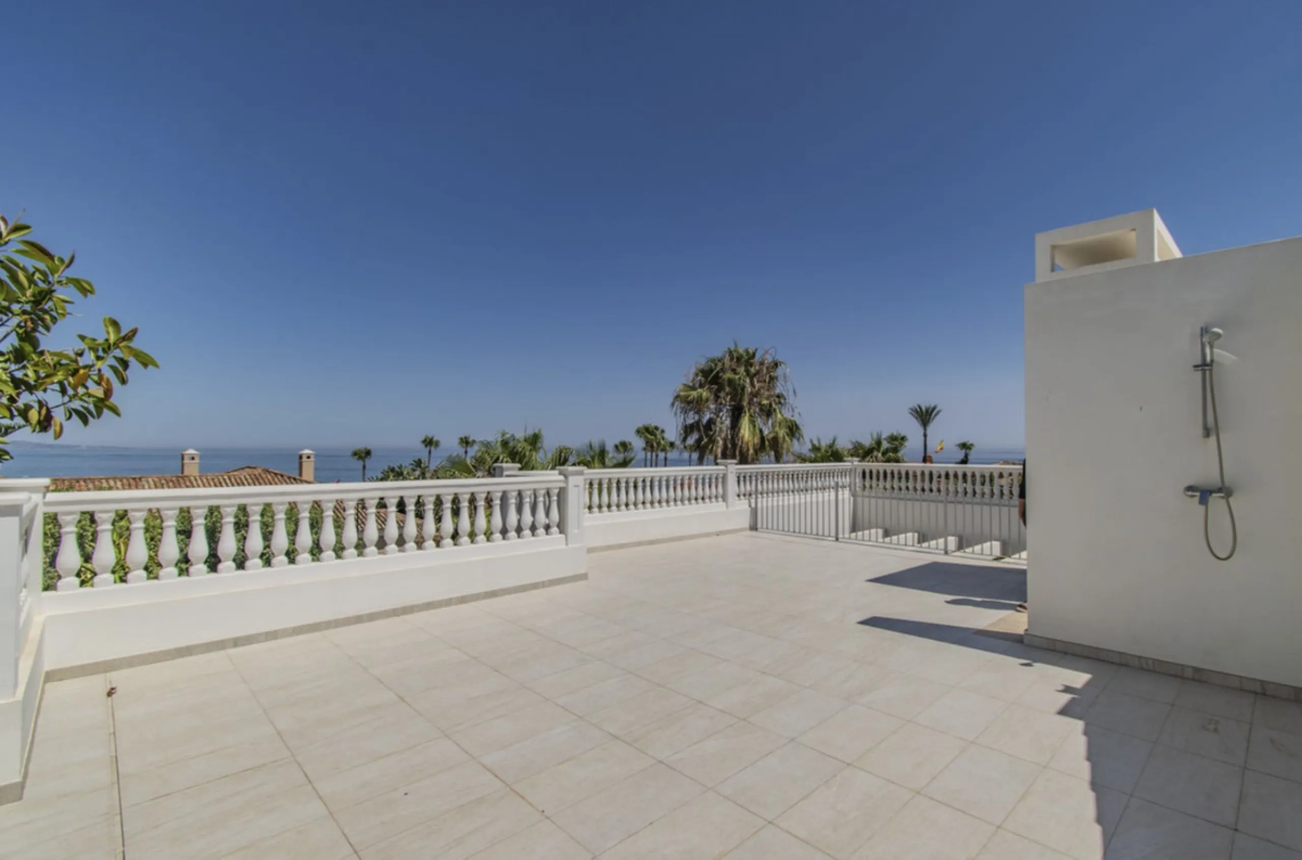House - Detached Villa в продаже в Marbella, Málaga. В доме 6 спален и 9 ванных комнат. Площадь дома 613 м². Площадь участка 1986 м²