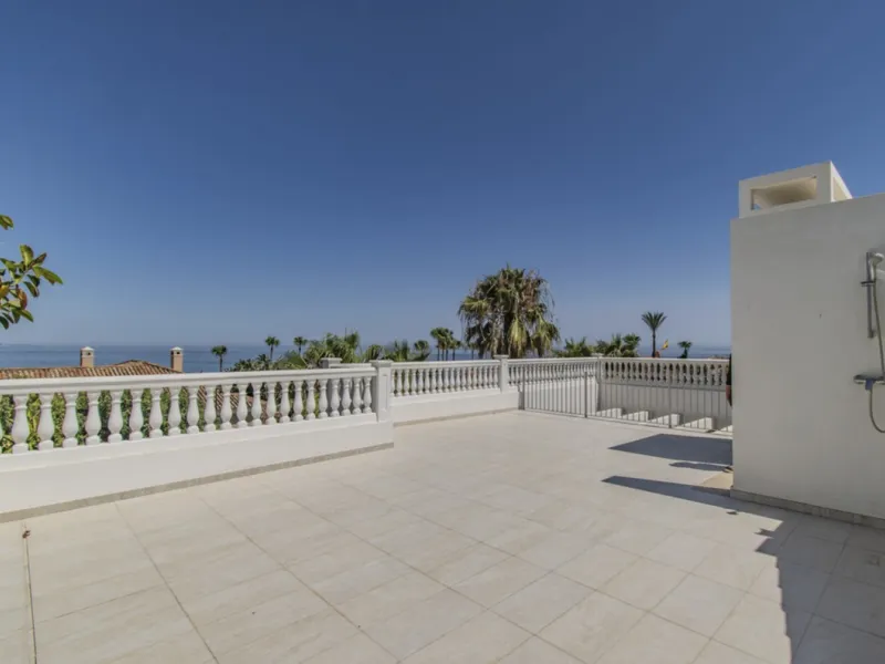 House - Detached Villa в продаже в Marbella, Málaga. В доме 6 спален и 9 ванных комнат. Площадь дома 613 м². Площадь участка 1986 м²