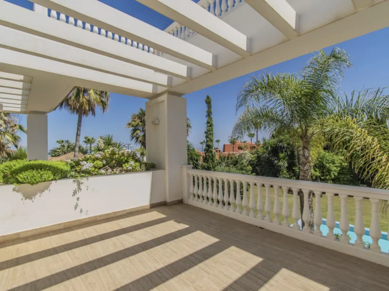 House - Detached Villa в продаже в Marbella, Málaga. В доме 6 спален и 9 ванных комнат. Площадь дома 613 м². Площадь участка 1986 м²