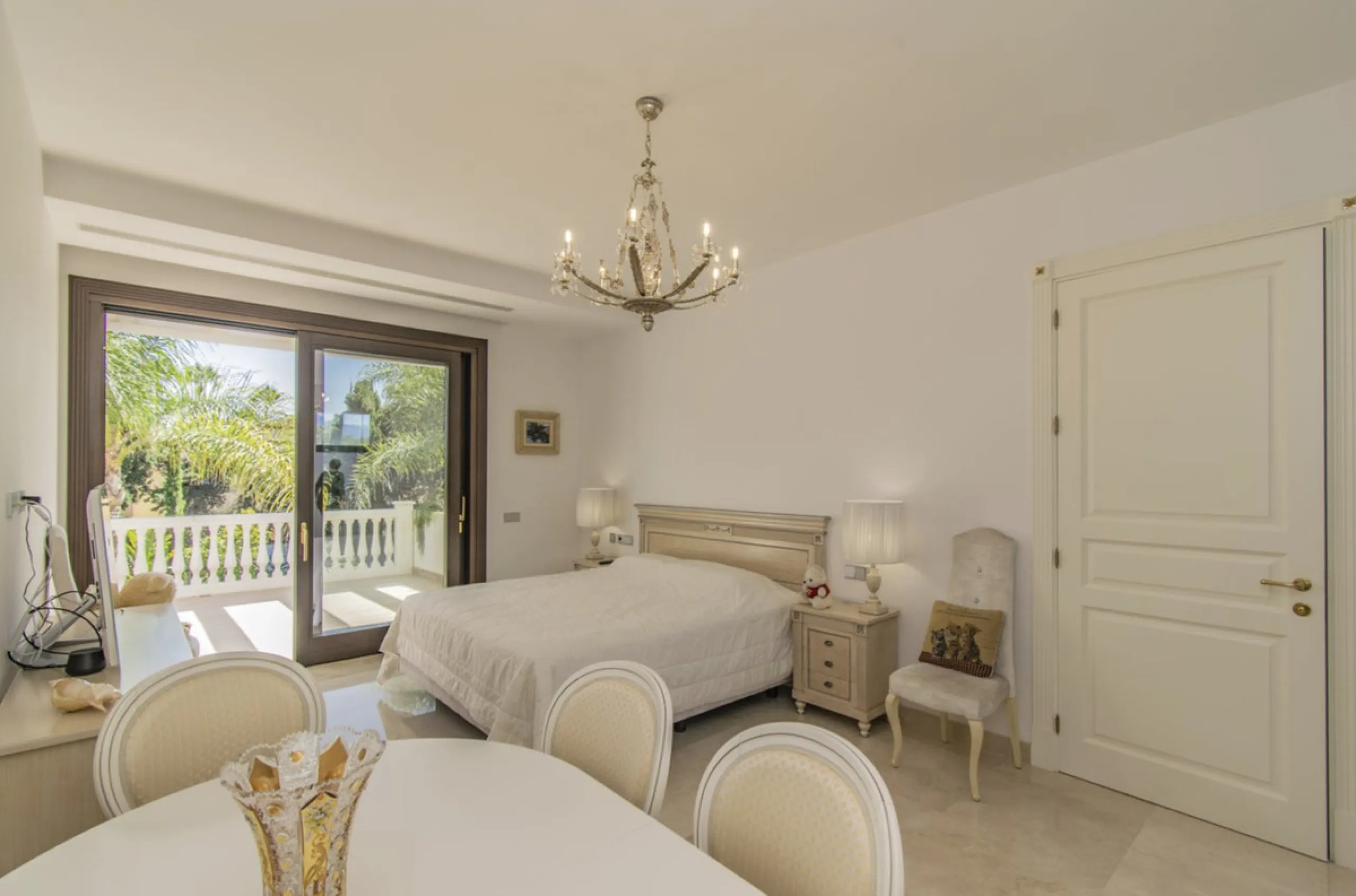 House - Detached Villa в продаже в Marbella, Málaga. В доме 6 спален и 9 ванных комнат. Площадь дома 613 м². Площадь участка 1986 м²