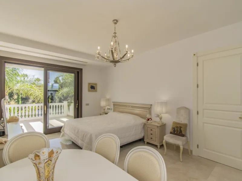 House - Detached Villa в продаже в Marbella, Málaga. В доме 6 спален и 9 ванных комнат. Площадь дома 613 м². Площадь участка 1986 м²