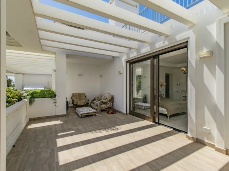 House - Detached Villa в продаже в Marbella, Málaga. В доме 6 спален и 9 ванных комнат. Площадь дома 613 м². Площадь участка 1986 м²
